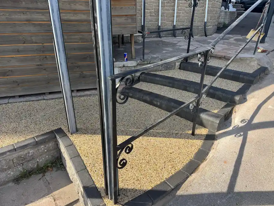 Buff resin bound steps with black block edging at a Bournemouth home