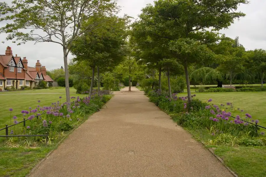 A smooth, level resin bound surface suited to accessible access